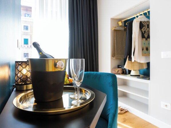 Queen Deluxe , River View | Minibar, in-room safe, desk, laptop workspace - REGOLA LUXURY RELAIS (Rome)