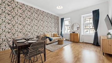 Deluxe-Apartment, Stadtblick | Wohnbereich | Flachbildfernseher