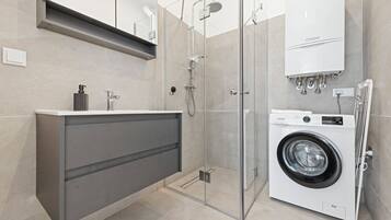 Deluxe Apartment, City View | Bathroom