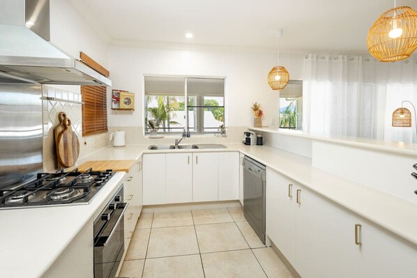 Réfrigérateur, four à micro-ondes, un four, surface de cuisson