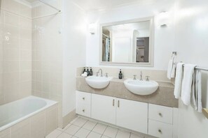 Douche, sèche-cheveux, shampoing