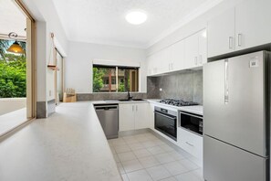 Jääkaappi, mikroaaltouuni, uuni, liesi