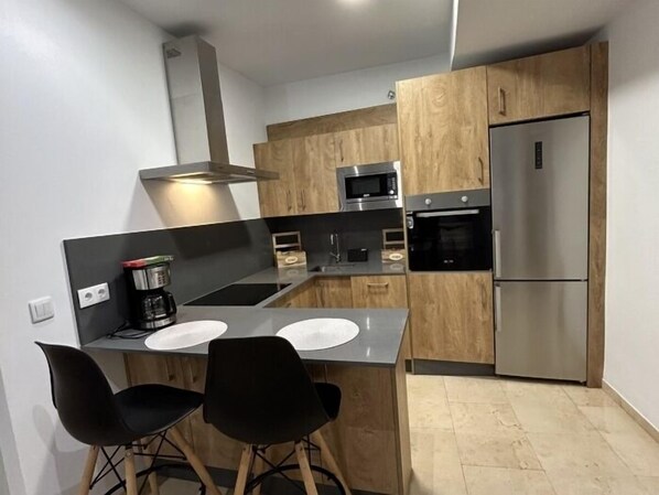 Fridge, microwave, oven, coffee/tea maker