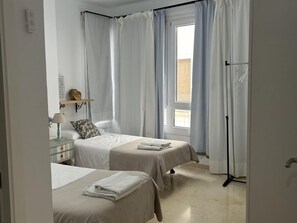 3 bedrooms, iron/ironing board, Internet, bed sheets