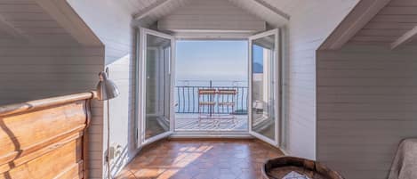 Apartemen, balkon, pemandangan laut | 4 kamar tidur, setrika/meja setrika, dan tempat tidur bayi gratis