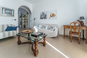 Apartment, Balcony, Sea View | Living area