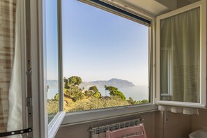 Apartment, Balcony, Sea View | Bathroom