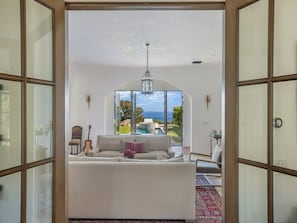 Smart TV, fireplace, offices - Casa Tranquila Malibu - Private Spanish Revival Estate (Los Angeles)