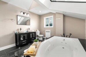 Sèche-cheveux, serviettes fournies, savon, shampoing