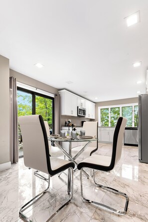 Dining - Awesome Country Retreat - 4BR - Private & Peaceful (Monroe)