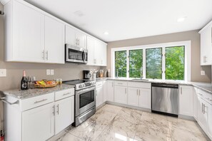 Fridge, microwave, oven, stovetop - Awesome Country Retreat - 4BR - Private & Peaceful (Monroe)