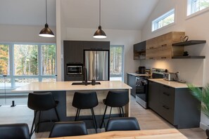 Frigorífico, microondas, horno y placa de cocina