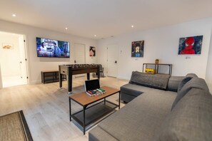 TV, lareira, pebolim