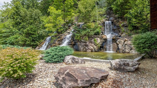 Evergreen Oasis - 6BR, Theater Room & 2 Hot Tubs!!