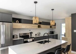 Fridge, microwave, oven, stovetop - Brand New with Spa & Sauna - Le NaturO Spa (St-Côme,)