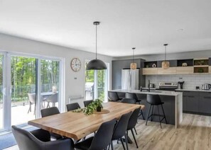 Fridge, microwave, oven, stovetop - Brand New with Spa & Sauna - Le NaturO Spa (St-Côme,)