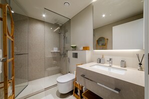 Haartrockner, Handtücher, Seife, Toilettenpapier