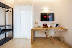 Caja de seguridad en la habitación y escritorio 