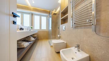 Deluxe-huone, kaupunkinäköala | Kylpyhuone | Suihku, ilmaiset hygieniatuotteet, hiustenkuivaaja, tohvelit