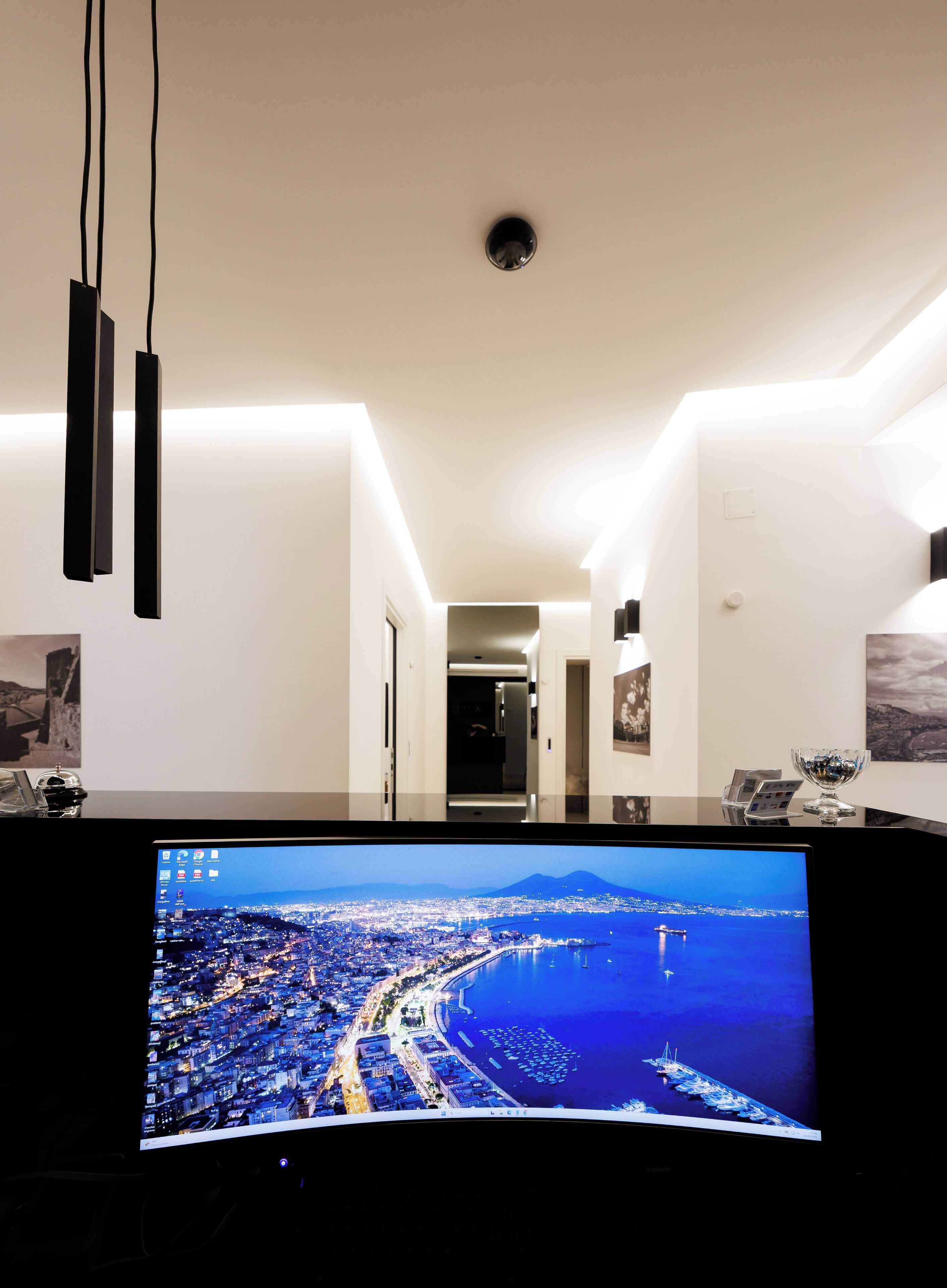 Un moderno vestíbulo de hotel con un televisor de pantalla plana grande que muestra una vista urbana.