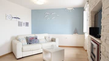 Appartamento Comfort, 1 camera da letto, vista mare, fronte oceano | Area soggiorno | TV a schermo piatto