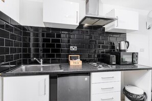 Studio | Eigene Küche | Mini-Kühlschrank, Mikrowelle, Kochgeschirr/Geschirr/Besteck