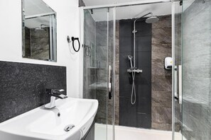Studio | Bathroom | Shower, hair dryer, towels, soap - Whitechapel Grand (London)