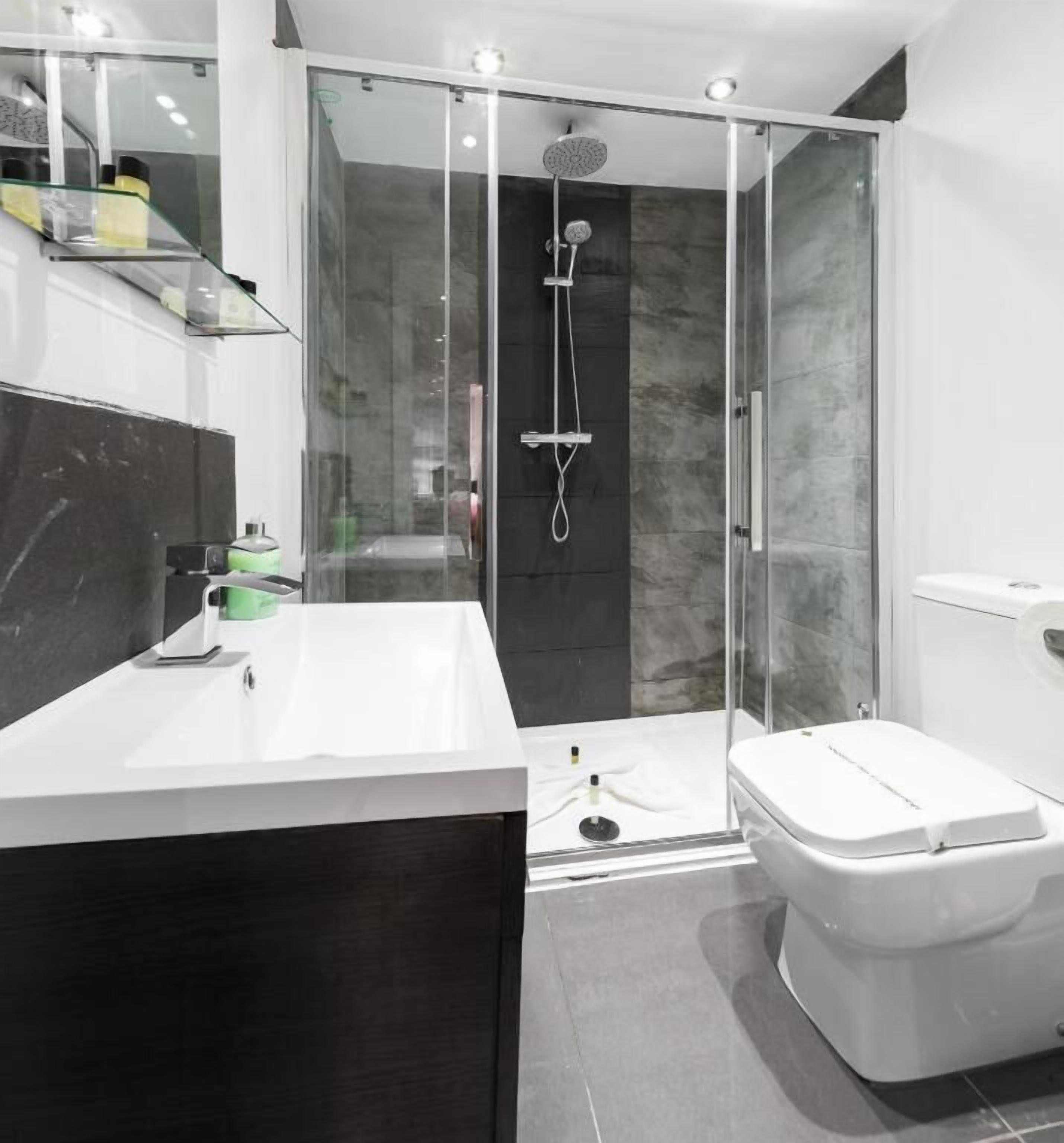 Superior Condo | Bathroom | Shower, hair dryer, towels, soap