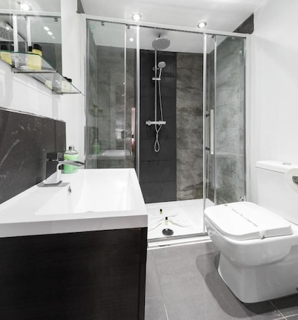 Superior Condo | Bathroom. Whitechapel Grand