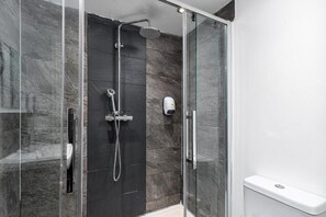 Studio | Bathroom | Shower, hair dryer, towels, soap - Whitechapel Grand (London)