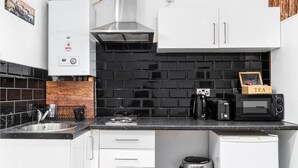 Superior Studio | Private kitchen | Mini-fridge, microwave, cookware/dishes/utensils - Whitechapel Grand (London)