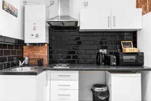 Superior Studio | Private kitchen | Mini-fridge, microwave, cookware/dishes/utensils - Whitechapel Grand (London)
