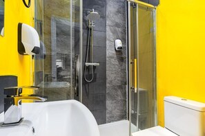 Superior Studio | Bathroom | Shower, hair dryer, towels, soap - Whitechapel Grand (London)
