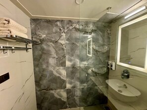 Shower, rainfall showerhead, free toiletries, hair dryer - Ausnya Tirthan (Banjar)