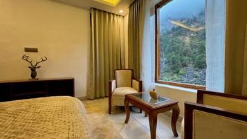 Minibar, escritorio y espacio para trabajar con laptop