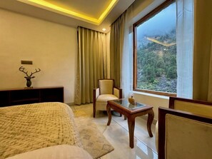 Minibar, bureau, espace de travail pour ordinateur portable