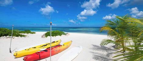 På stranden, liggestole, badehåndklæder