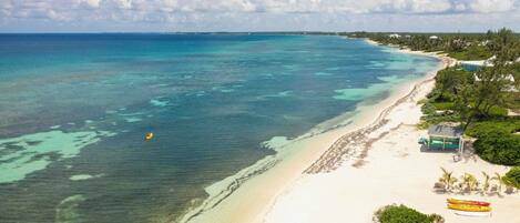 En la playa, camastros y toallas de playa