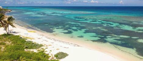 En la playa, camastros y toallas de playa