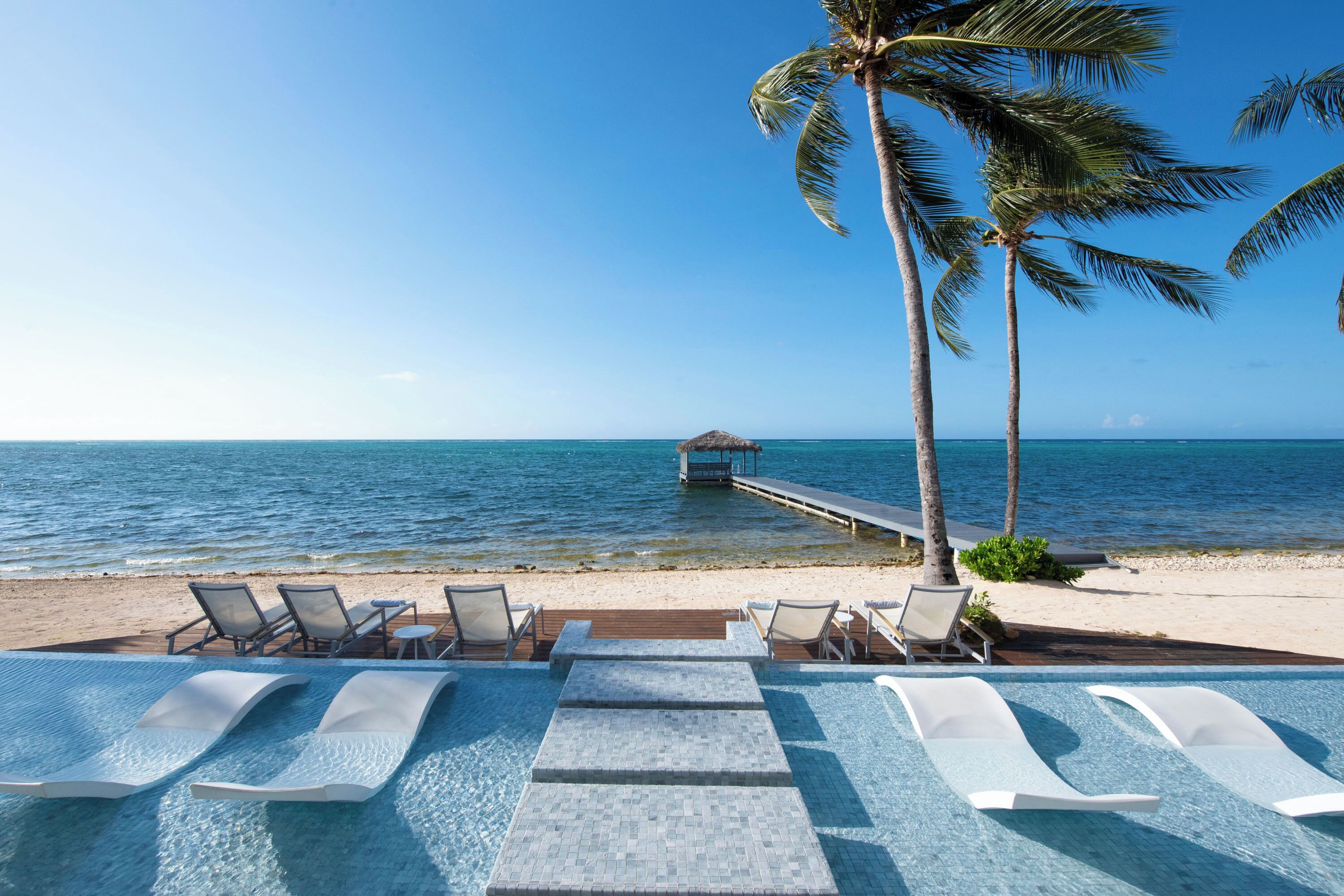Plage, chaises longues, serviettes de plage