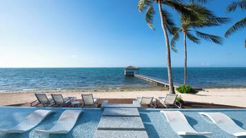 Plage, chaises longues, serviettes de plage