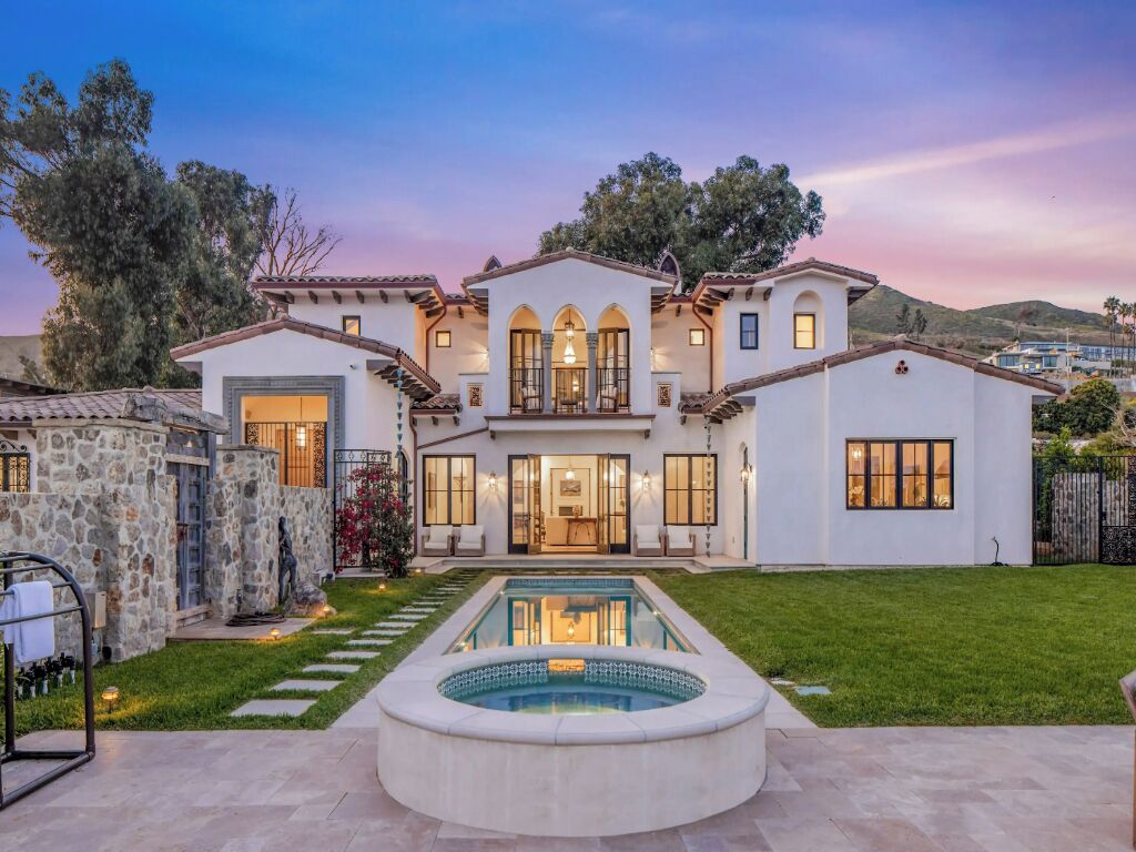 Piscina externa, espreguiçadeiras