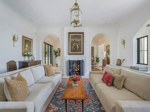 Hus, flere senger, adgang til basseng, havutsikt (Casa Tranquila Malibu) | Oppholdsområde | En 80-tommers Flatskjerm-TV med digitale kanaler samt peis