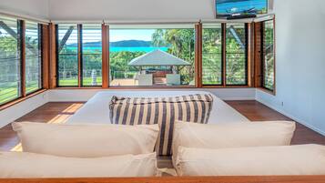 7 bedrooms, iron/ironing board, WiFi, bed sheets