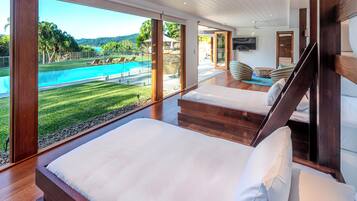 7 bedrooms, iron/ironing board, WiFi, bed sheets