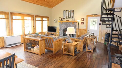 Lake Front Cabin on Desirable Highland Lake