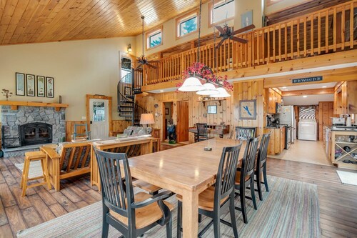 Lake Front Cabin on Desirable Highland Lake