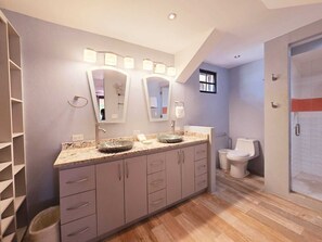 Ducha, secador de pelo, toallas