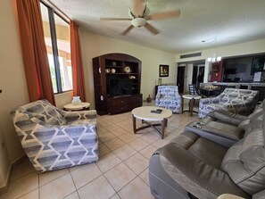 テレビ、書斎 / ワークスペース