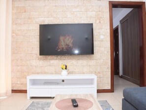 Classic-Apartment | Wohnbereich | 55-Zoll-Smart-TV mit Kabelempfang, Netflix, aktuelle Filme